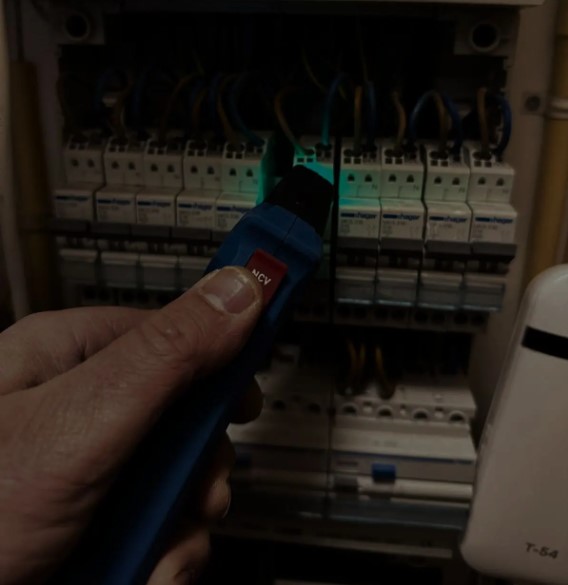 Dwayne controleert spanning in een meterkast met spanningszoeker